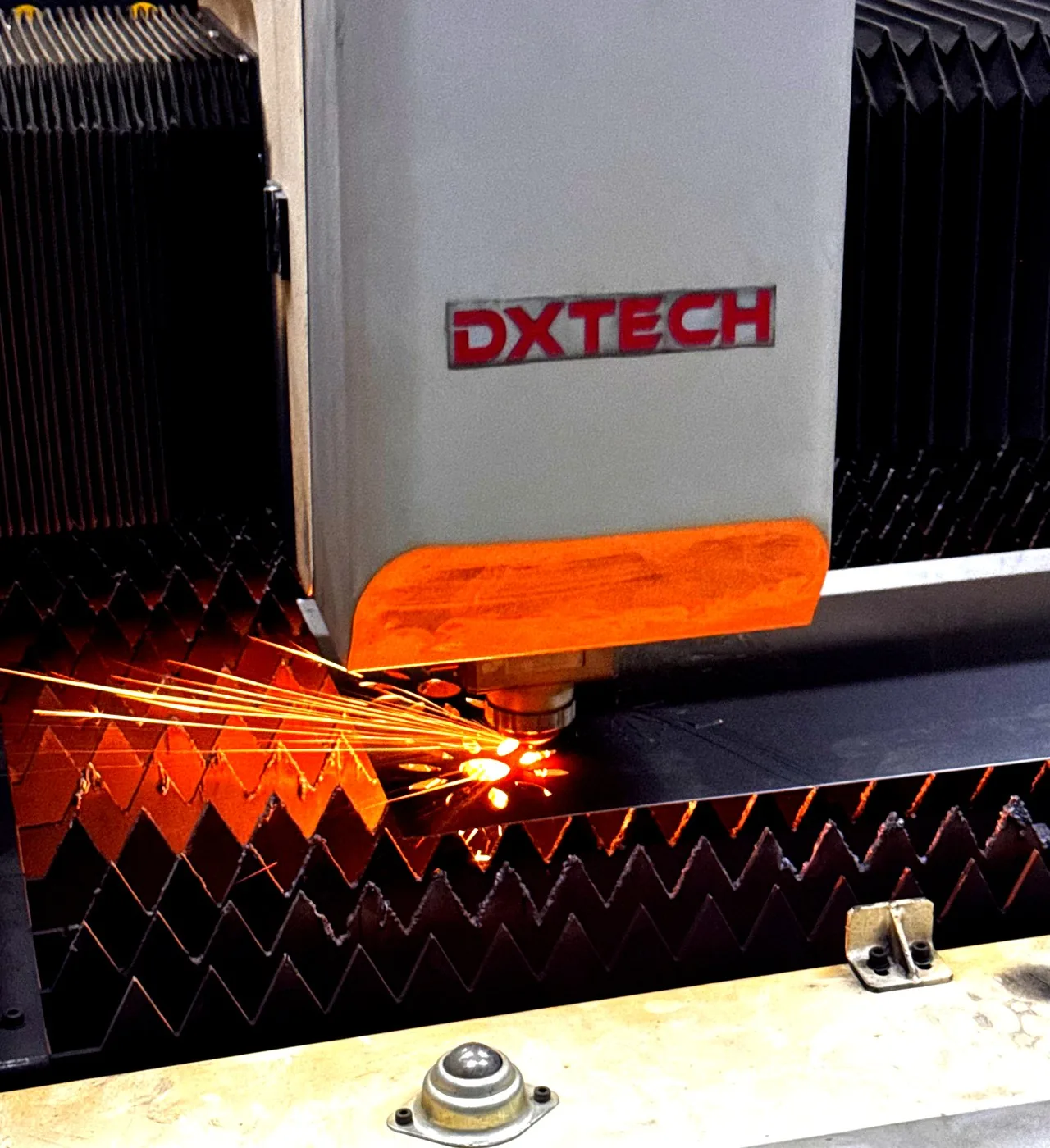 Лазерный станок DxTech — точность резки ±0.1 мм для мебельных каркасов